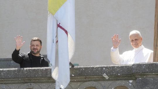 Zľava ukrajinský prezident Volodymyr Zelenskyj a pápež Lev XIV.